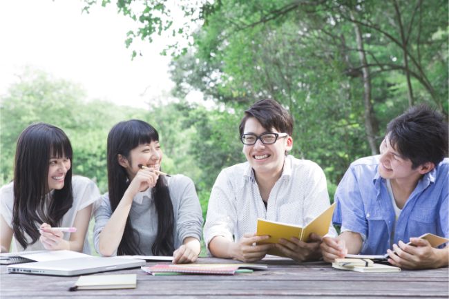 談笑する若者たち